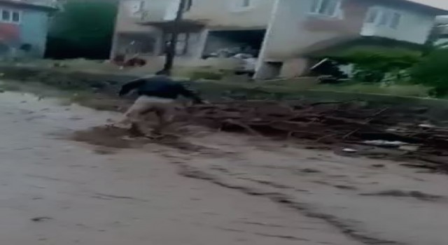 Köy evlerini sel vurdu