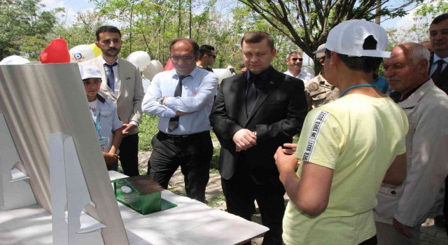 Köy okulunda bilim fuarı sergisi