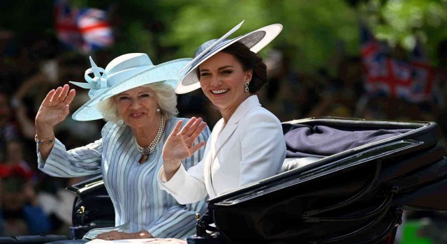 Kraliçe II. Elizabeth, Kraliyet Hava Kuvvetlerinin uçuşunu Buckingham Sarayından izledi
