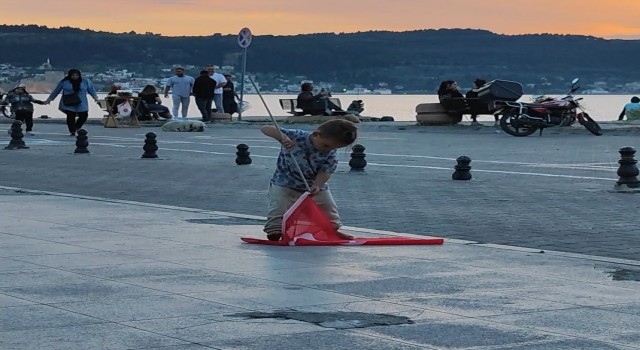 Küçük çocuğun iç ısıtan bayrak sevgisi