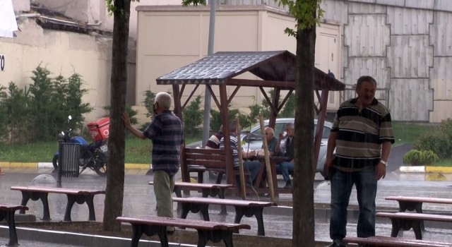 Küçükçekmecede aniden bastıran yağmur vatandaşlara zor anlar yaşattı