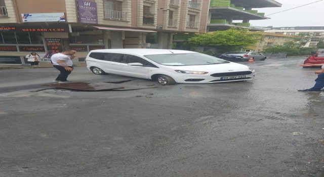 Küçükçekmecede yol çöktü, iki evi su bastı