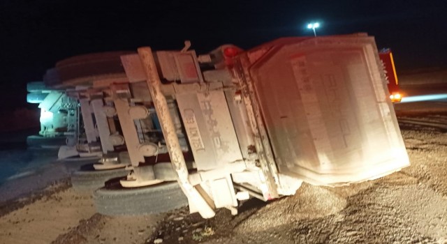 Kum yüklü kamyon devrildi: 1 yaralı