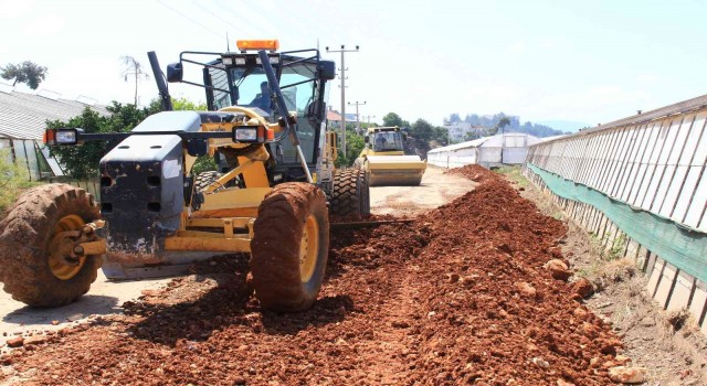 Kumlucada bozulan yollarda asfalt hazırlığı
