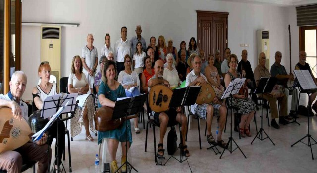 Kuşadasında emekli yazlıkçılar müzik aşkıyla bir araya geldi