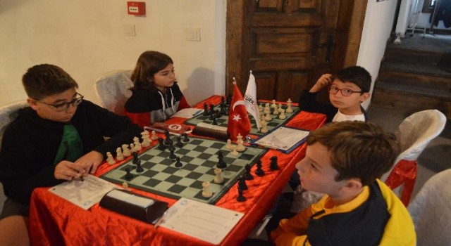 Kütahya Tavşanlıdaki satranç turnuvası kıran kırana mücadeleye sahne oldu