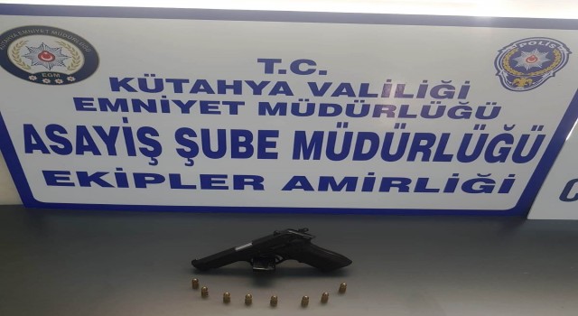Kütahyada araç içerisinde ruhsatsız tabanca ele geçirildi