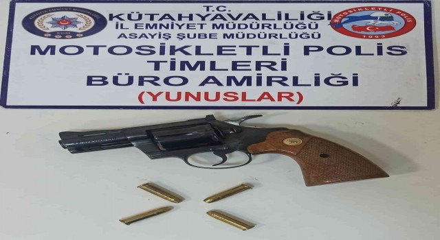 Kütahyada bir araçta ruhsatsız tabanca ele geçirildi