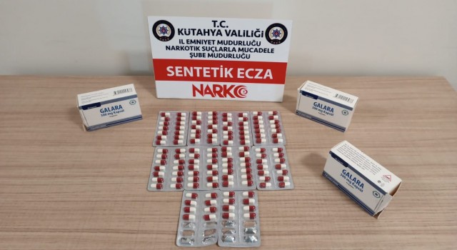 Kütahyada bir kişinin üzerinde 128 adet sentetik ecza hap ele geçirildi