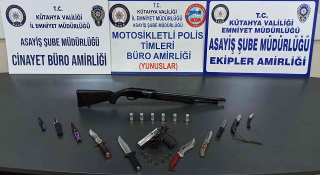Kütahyada birbirleriyle tartışan gruptan ruhsatsız tabanca ve tüfek ele geçirildi