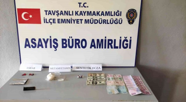Kütahyada “dur” ihtarına uymayan araçtan atılan gözlük kutusu içerisinde uyuşturucu ele geçirildi
