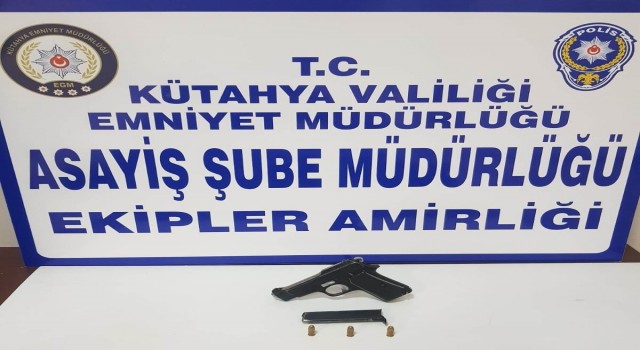 Kütahyada durdurulan araçlarda 2 ruhsatsız tabanca ele geçirildi