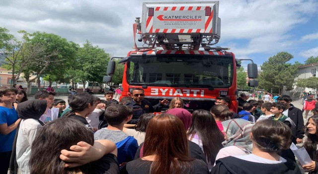 Kütahyada ortaokul öğrencilerine itfaiye mesleği tanıtıldı
