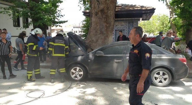 Kütahyada park halindeki araçta yangın
