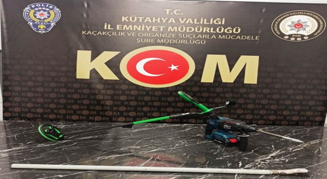 Kütahyada sit alanında izinsiz kazı yapan 3 şahıs polisten kaçamadı