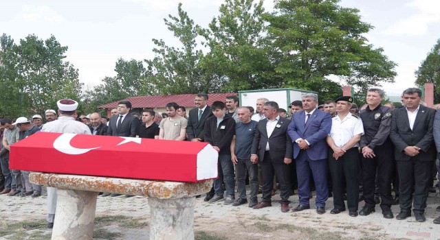 Kütahyada toprak altında kalarak hayatını kaybeden işçinin cenazesi defnedildi