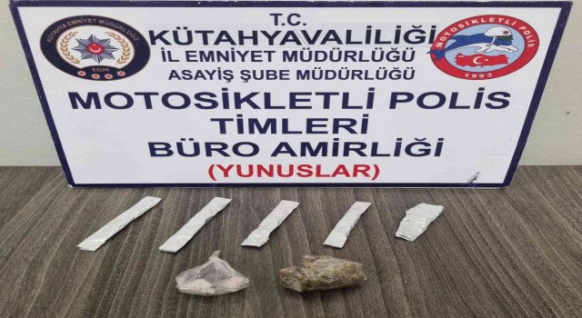 Kütahyada uyuşturucuyla yakalanan 2 şüpheliden birinin arandığı tespit edildi