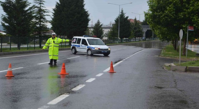 Kütahyada yağış nedeniyle cadde ve sokaklarda su baskını yaşandı
