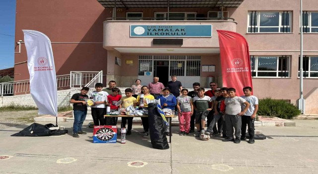 Kuyucakta öğrencilere spor malzemesi yardımı yapıldı