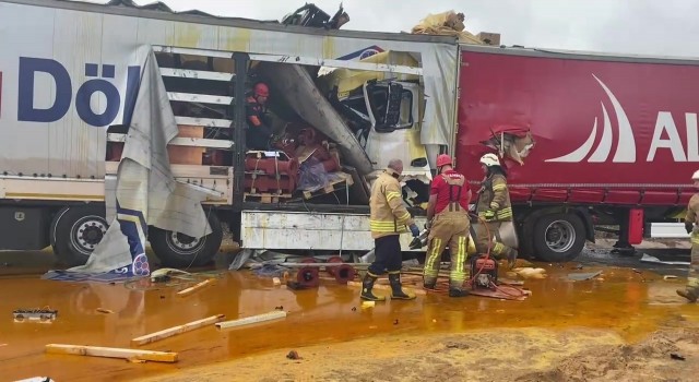 Kuzey Marmara Otoyolunda 2 tır çarpıştı. Olay yerine itfaiye ekipleri sevk edildi.
