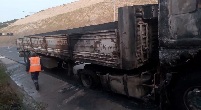 Kuzey Marmara Otoyolunda seyir halindeki tır alev alev yandı