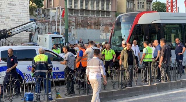 Lalelide tramvay ile polis aracı kafa kafaya çarpıştı:3 polis yaralı