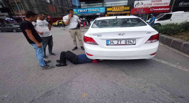 Lastiğe sıkışan kediyi ekipler kurtardı
