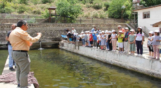 Lider çocuklara balık üretimi anlatıldı