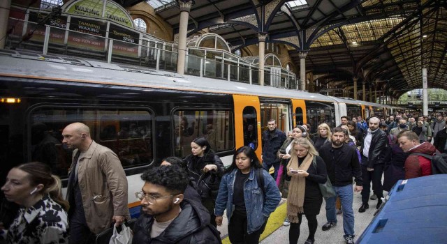 Londrada metro çalışanları 24 saatlik greve gitti
