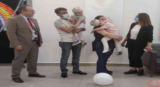 Londrada operasyonla ayrılan siyam ikizleri dört yaşında