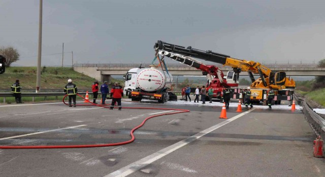 LPG yüklü tankerin devrildiği TEM Otoyolu 4,5 saat sonra trafiğe açıldı