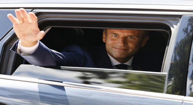 Macron, Başbakanın istifasına reddetti