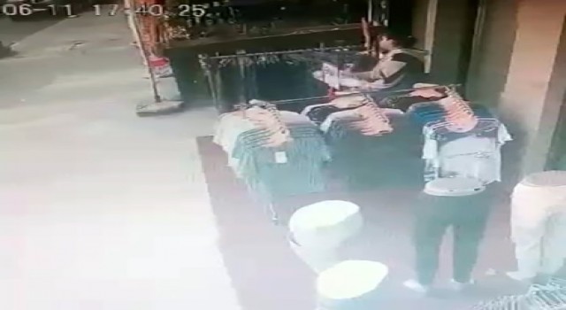 Mağazanın önündeki stanttan önce beğendi sonra çaldı: O anlar kamerada