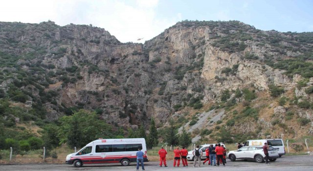 Mahsur kalan dağcılar helikopterle kurtarıldı