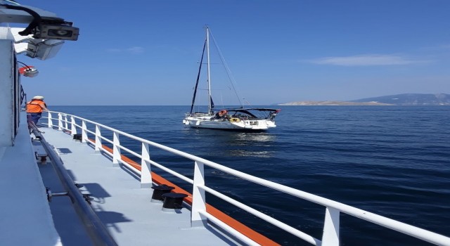 Makine arızası ile denizde sürüklenen tekne Marmara Adası Limanına yanaştırıldı