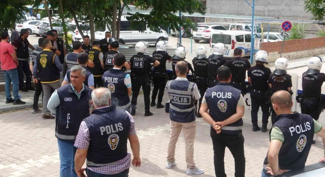 Malatyada adliyeye sevk edilen cinayet zanlıları taş yağmuruna tutuldu