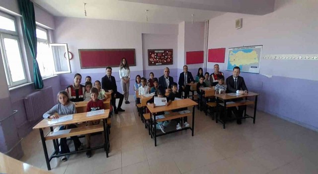 Malazgirtte öğrencilerin karne sevinci