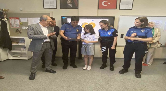 Maltepede polislerden şehit çocuklarına karne sürprizi