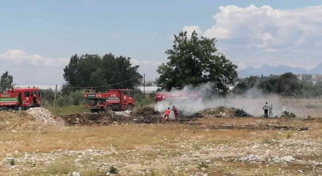 Manavgatta boş arsalardaki kuru otlar yangın tehlikesi oluşturuyor