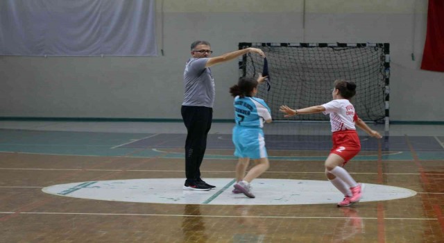 Manisada 10 bin öğrenci geleneksel mendil kapmaca oynadı