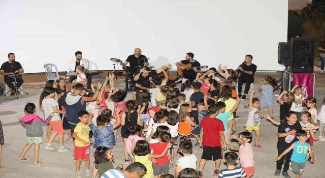 Manisada amfi tiyatro çocuk sesleriyle şenlendi