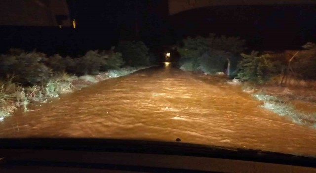 Manisada heyelan yolu trafiğe kapattı