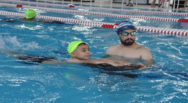 Mardinde öğrencilerin karne hediyesi yüzme öğrenmek