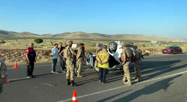 Mardinde otomobil ters yattı: 4 yaralı