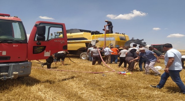 Mardinde tarlada çalışan biçerdöverden yangın çıktı