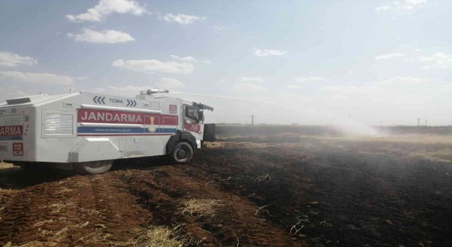 Mardinde tarladaki yangına TOMA ile müdahale