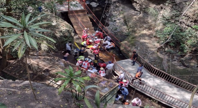 Meksikada açılışı yapılan asma köprü koptu: 25 yaralı