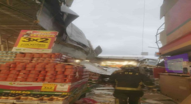 Meksikada süpermarketin çatısı çöktü