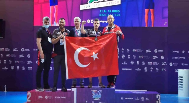 Meksikada Yaşar Karacadan gümüş madalya