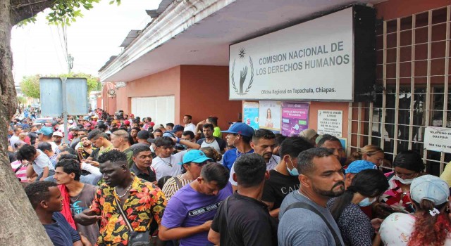 Meksikadaki göçmenler ABD sınırına yürüyor